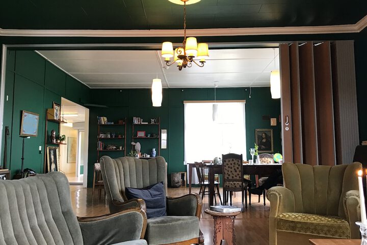 Lounge 26 of 52
