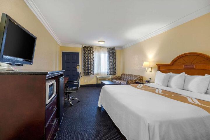 1 King Bed (3 of 12)