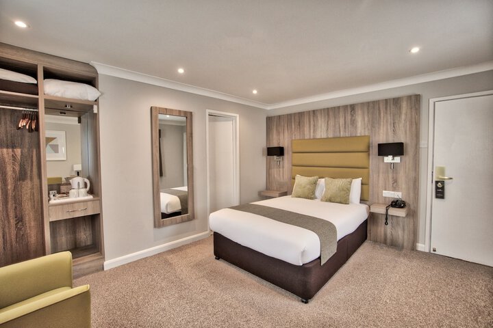 Room 11 of 32