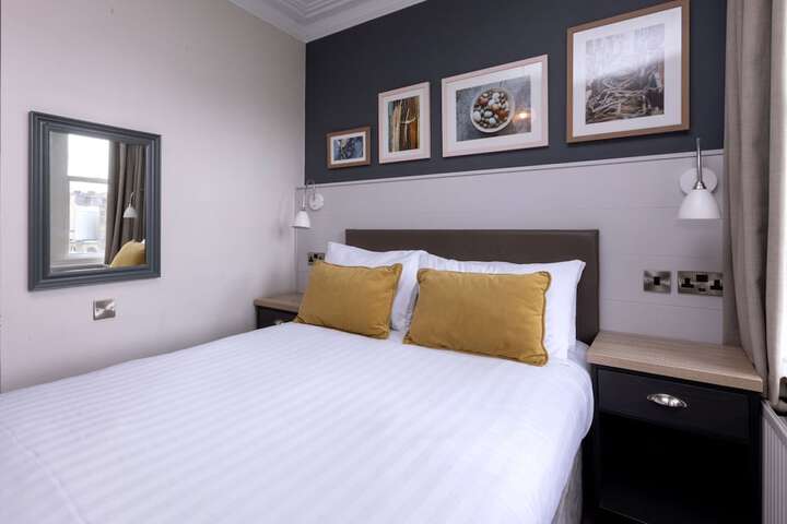 Room 15 of 102