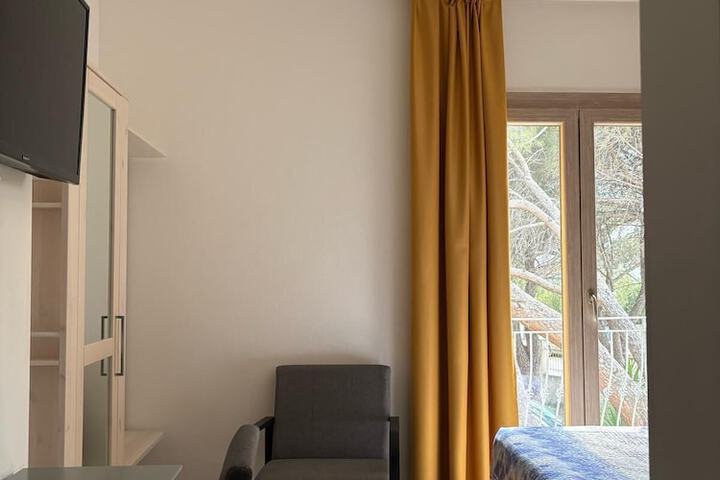 Room 4 of 12