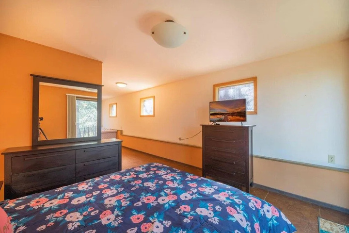 Room 5 of 16