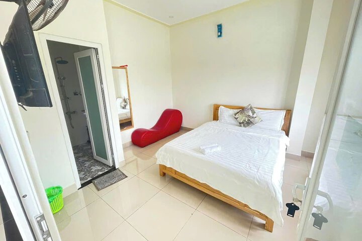 Room 5 of 8