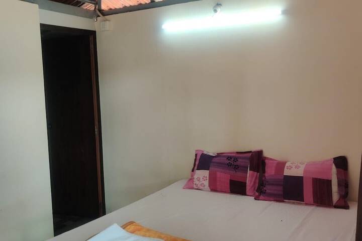 Room 32 of 60