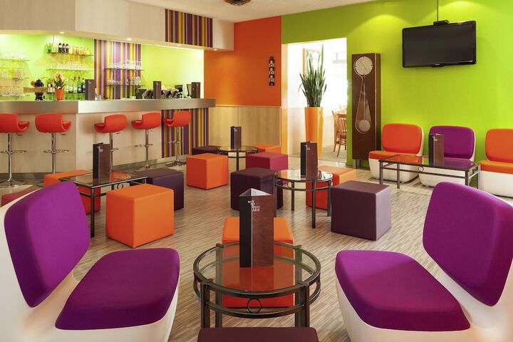 Lounge 53 of 76