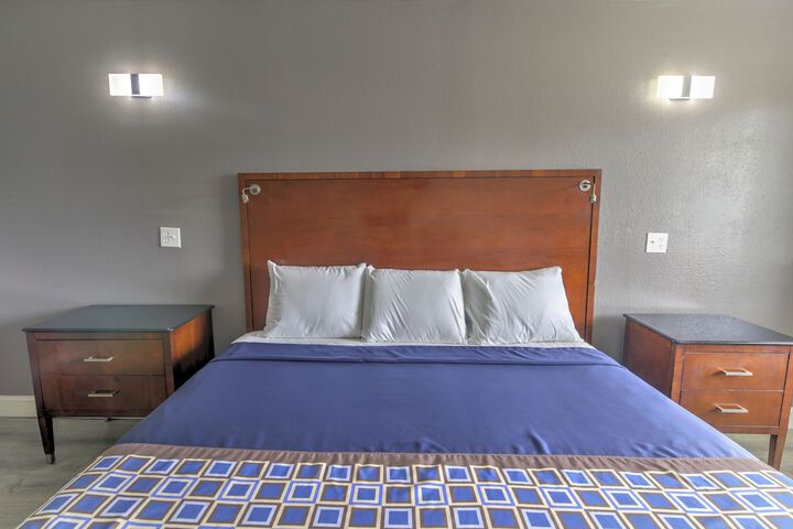 Renovated Standard King Bed (9 of 21)