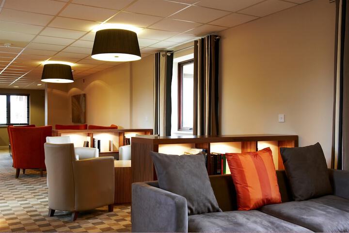 Lounge 45 of 62