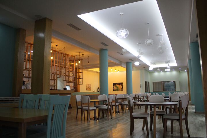 Dining 8 of 29