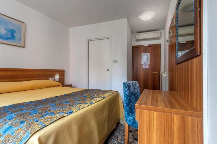 Room 10 of 65