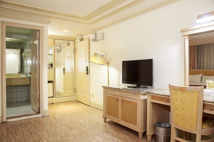 Room 14 of 35
