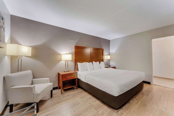 1 King Bed (2 of 13)