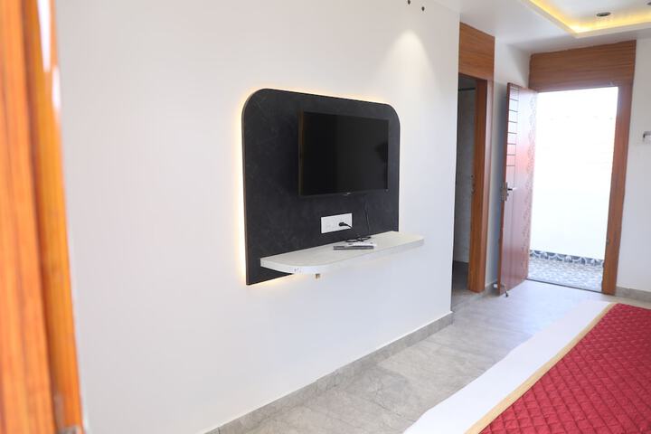 Room 9 of 37