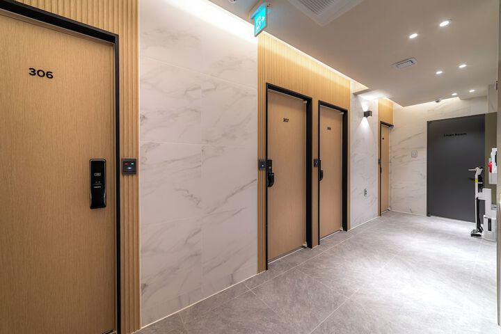 Ballroom/Hall 76 of 84
