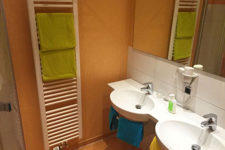 Room 28 of 102