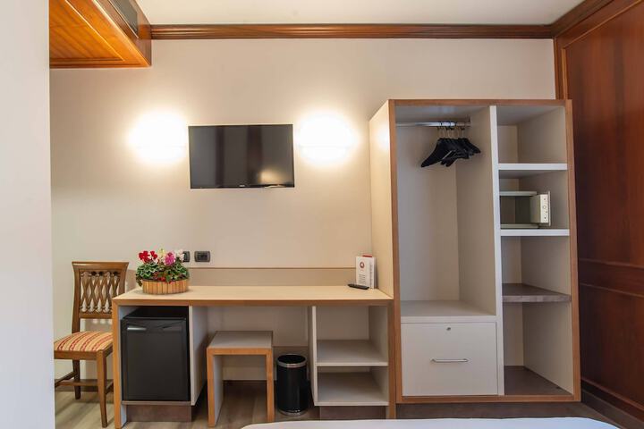 Room 10 of 99