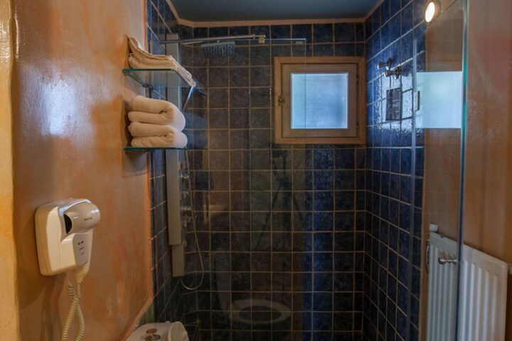 Room 145 of 446