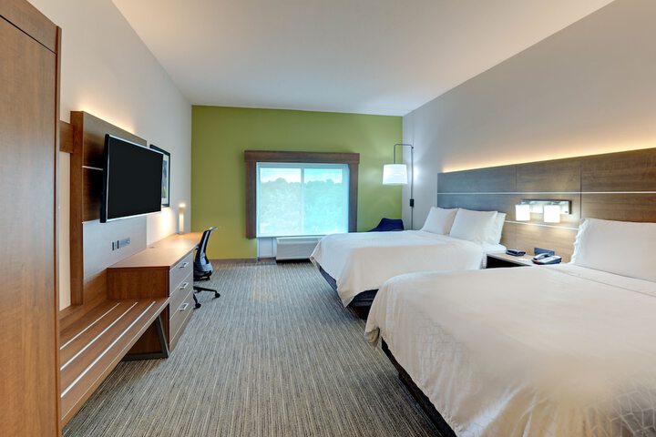 2 Queen Beds (8 of 12)