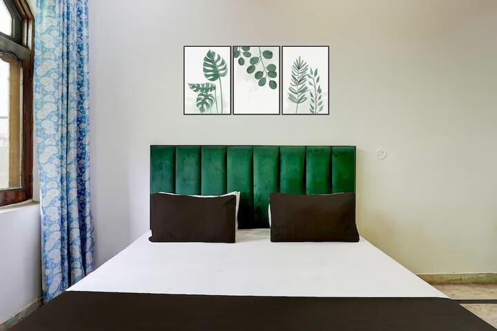 Room 6 of 10