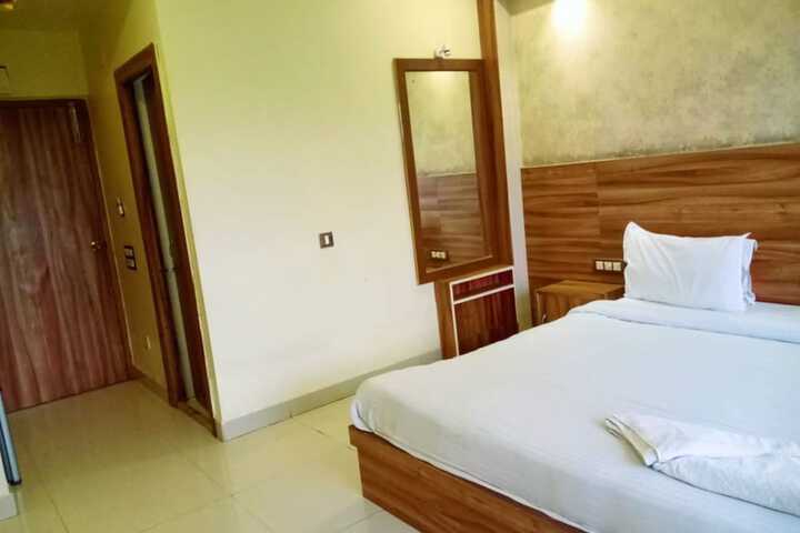 Room 6 of 16