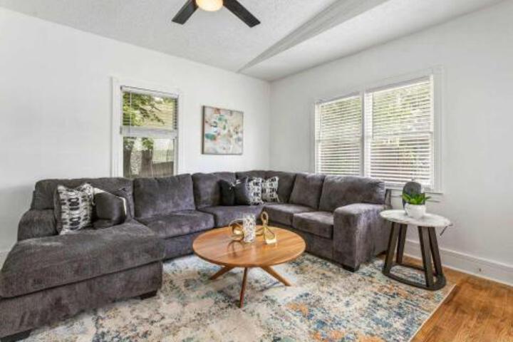 Image of Spacious Home Near Zoo Atlanta Slps 12 w Prk BBQ