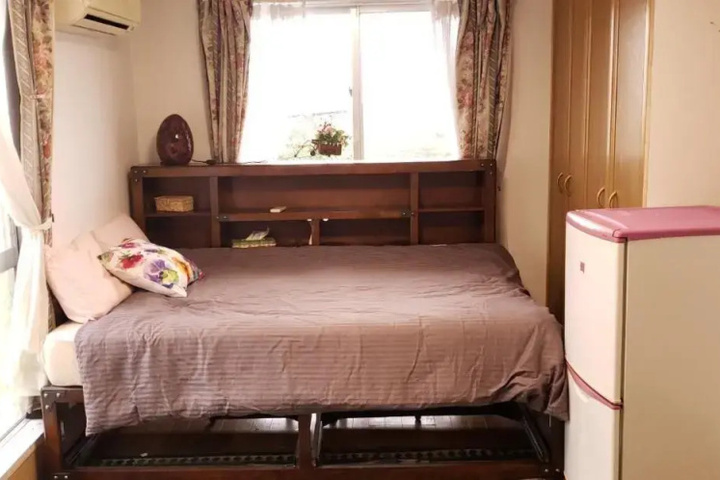 Room 9 of 13