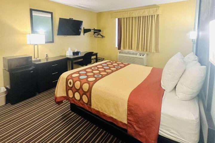 1 Queen Bed (6 of 23)