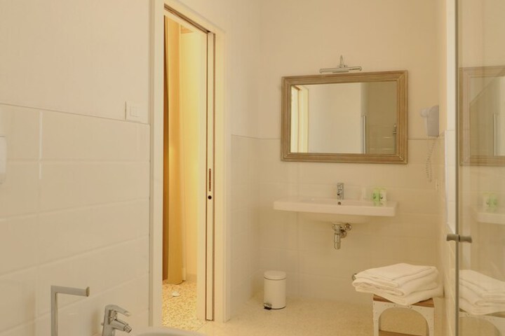 Room 33 of 42