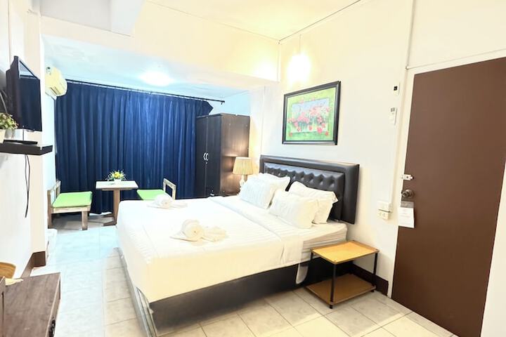 Room 10 of 28