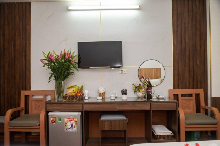 Room 6 of 13
