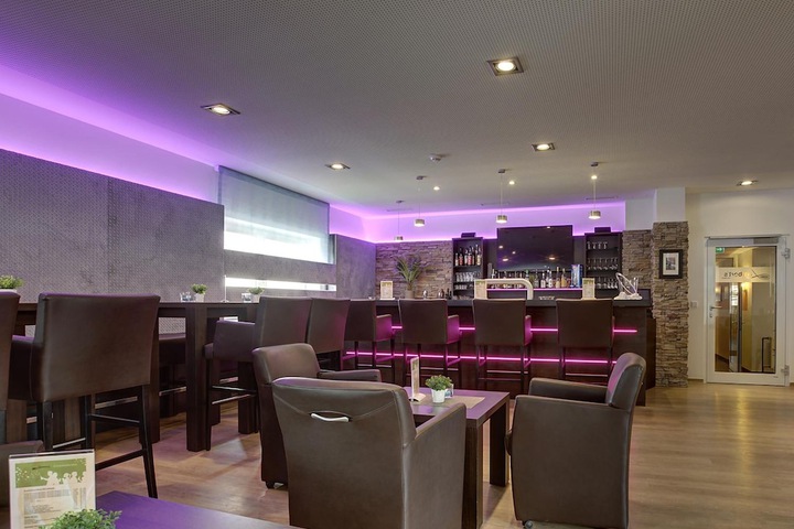 Lounge 36 of 44