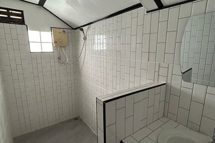 Room 4 of 8