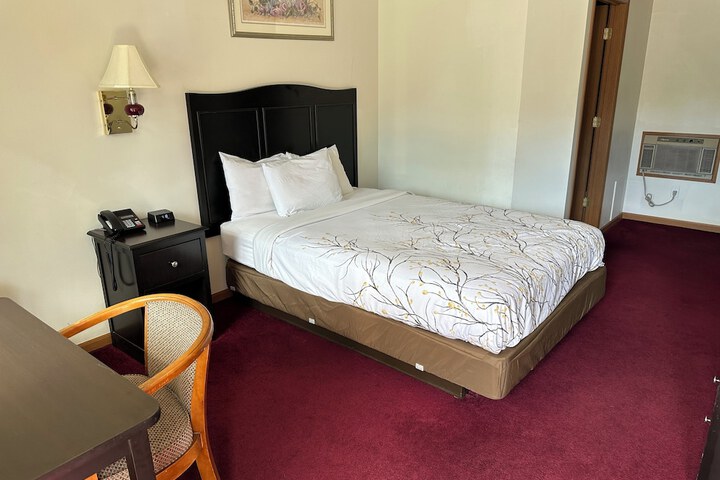 Basic Room 1 Queen Bed (2 of 13)