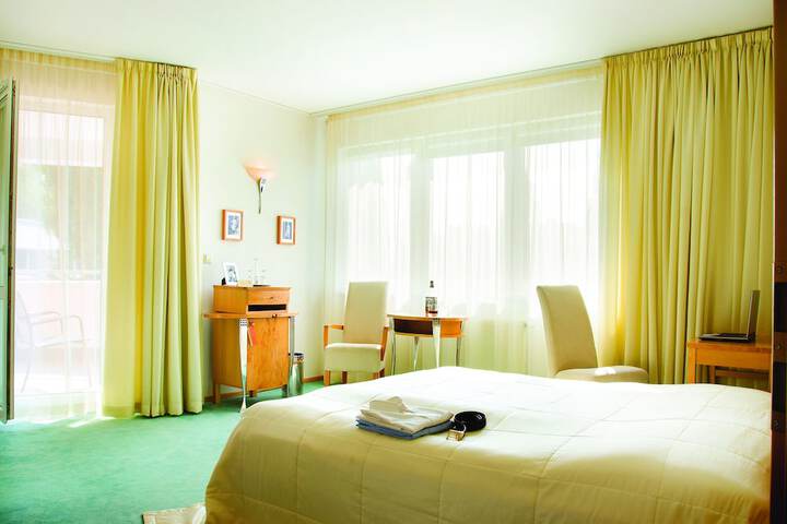 Room 7 of 102