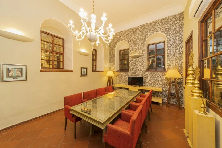 Pleasant Hotel Room Near Hadrians Gate