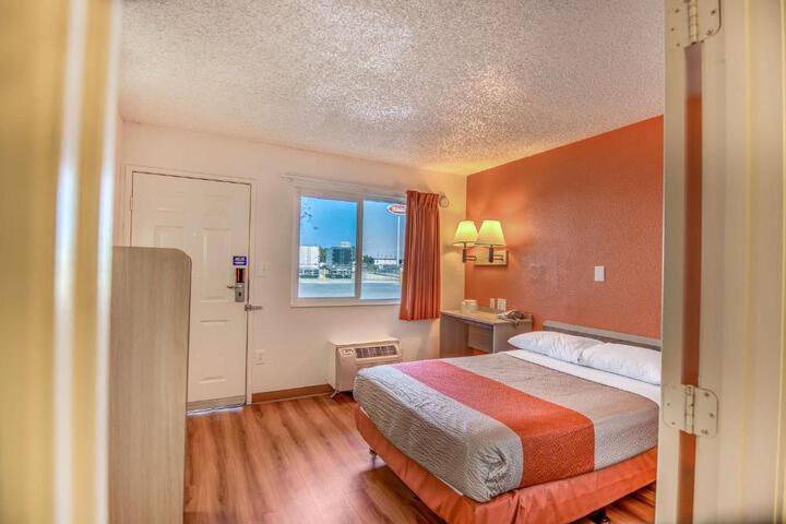 1 Queen Bed (1 of 7)
