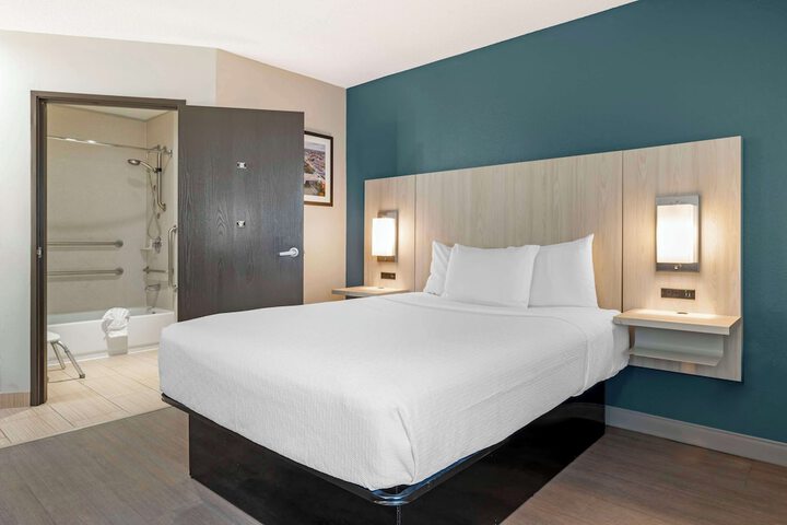 1 Queen Bed High Speed Internet Accessible 50 Inch Flat Screen Television Microwave and Refrigerator, Coffee Maker, Hairdryer Full Breakfast (2 of 15)