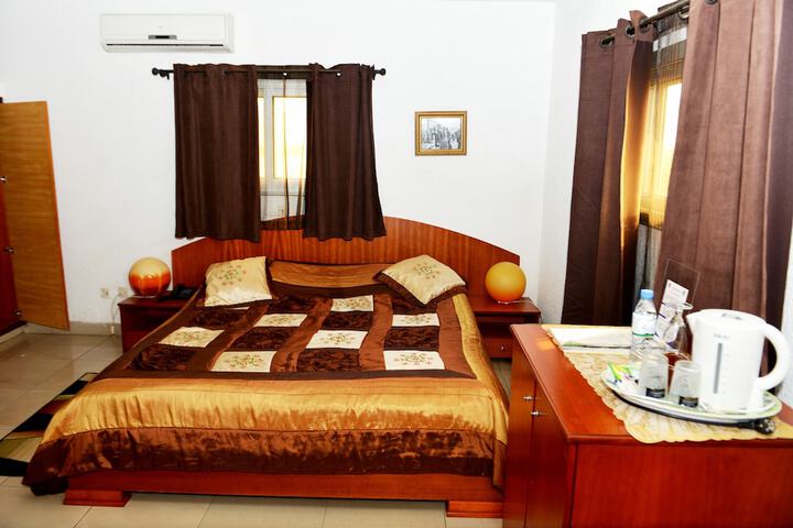 Room 9 of 25