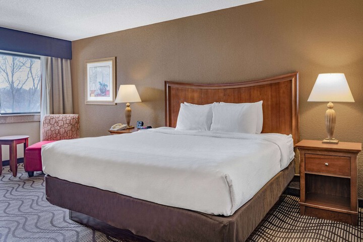 1 King Bed Accessible (2 of 13)