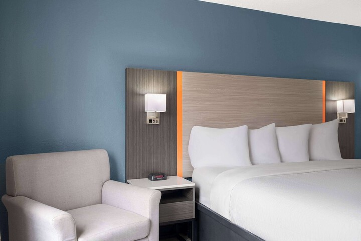 1 King Bed (2 of 10)