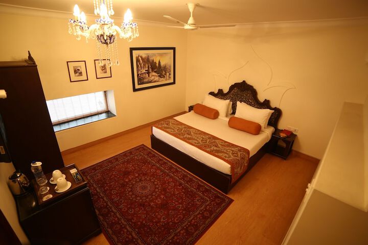 Room 8 of 85