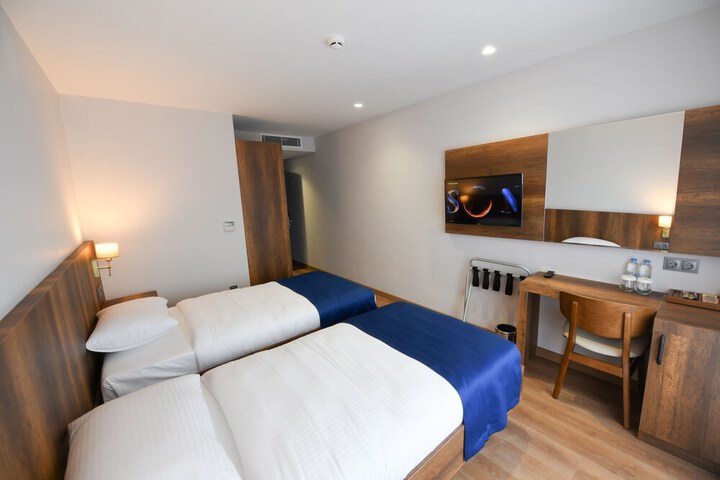 Room 6 of 17