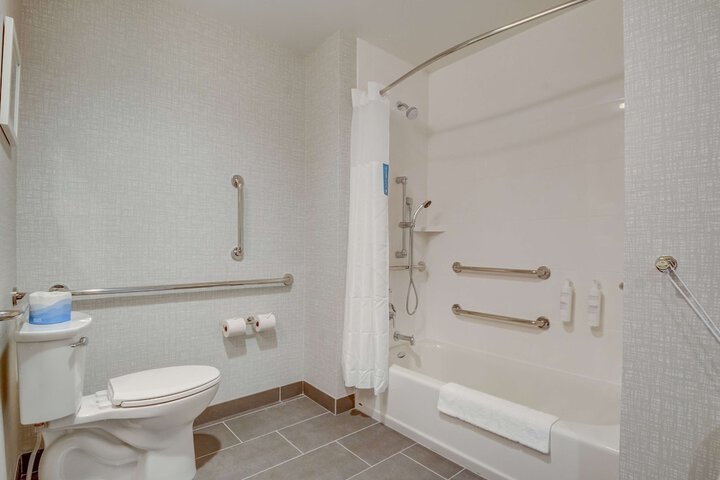 1 King Mobility Accessible with Tub (5 of 18)