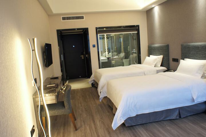 Room 7 of 33