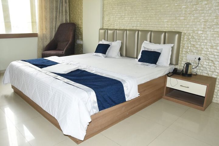 Room 4 of 12
