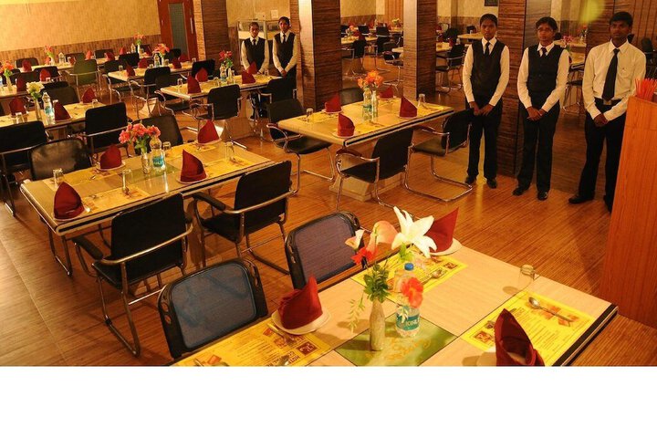 Dining 12 of 18