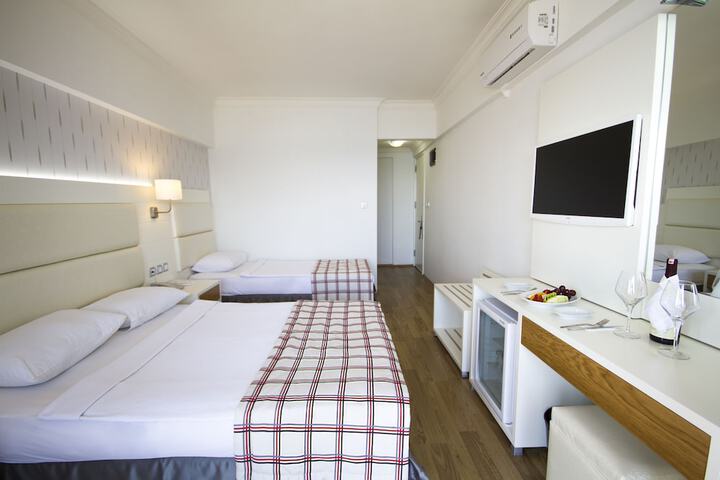 Room 3 of 68