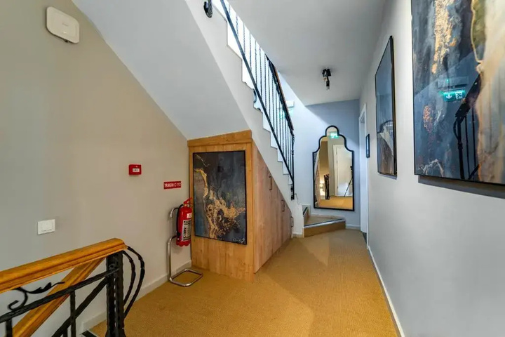 Room 3 of 8