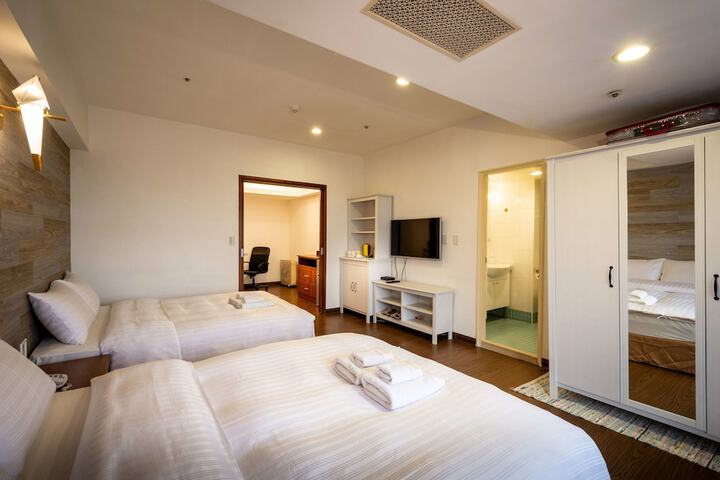 Room 8 of 94