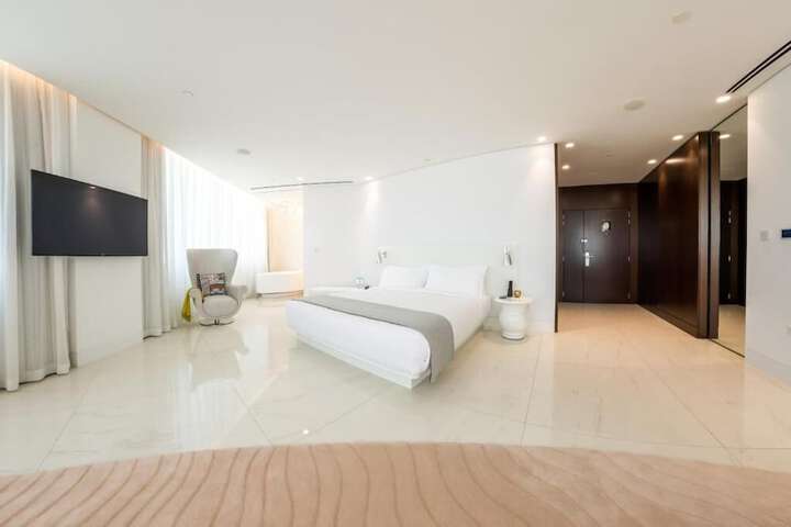 Room 10 of 183