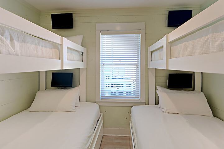 Room 8 of 80